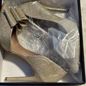 Beaty Johnson Gold colors Heels in the size 8.5